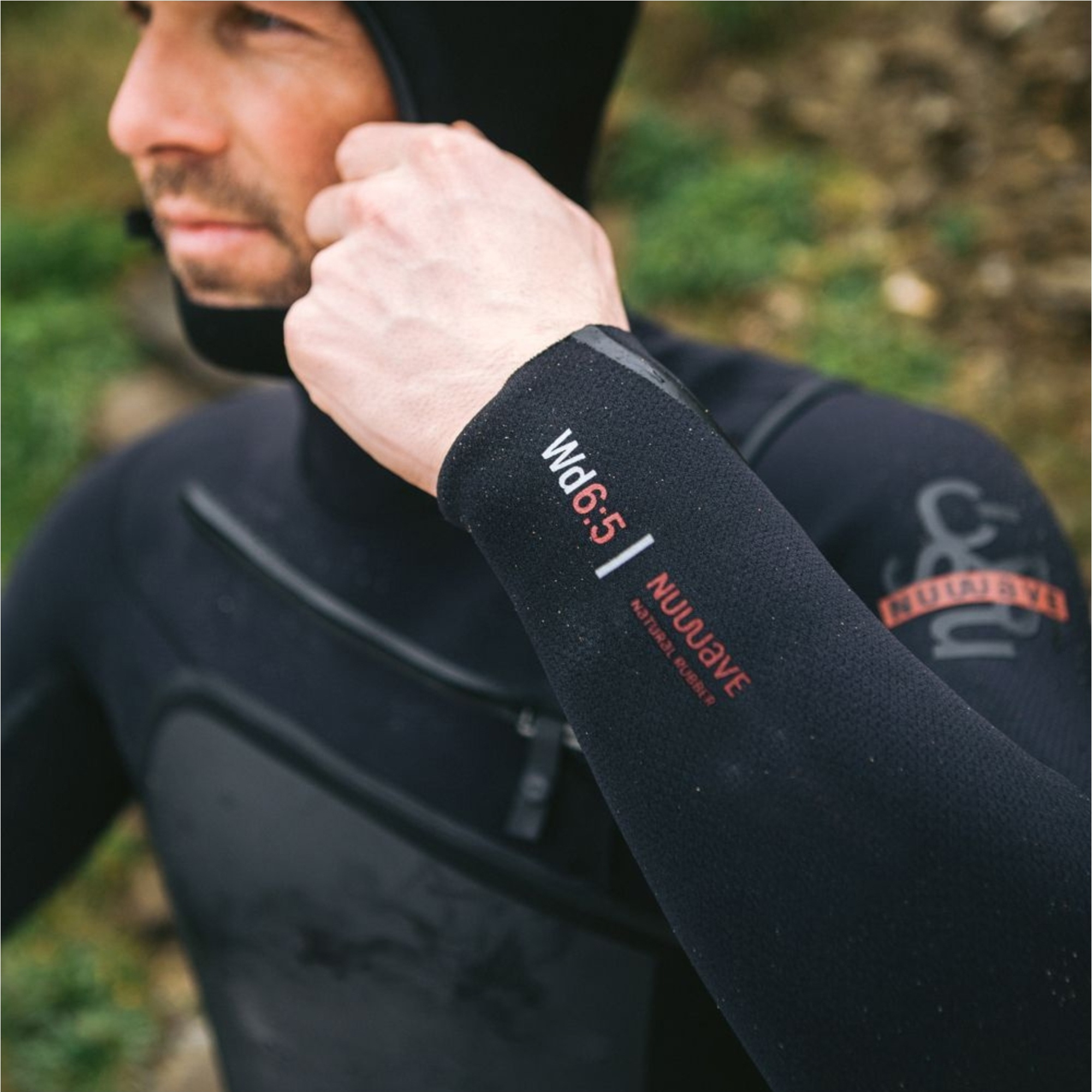 2025 C-Skins Heren NuWave Wired+ 6/5mm Borst Ritssluiting Met Capuchon Wetsuit C-NWI65MH - Black / Black X / Rust
